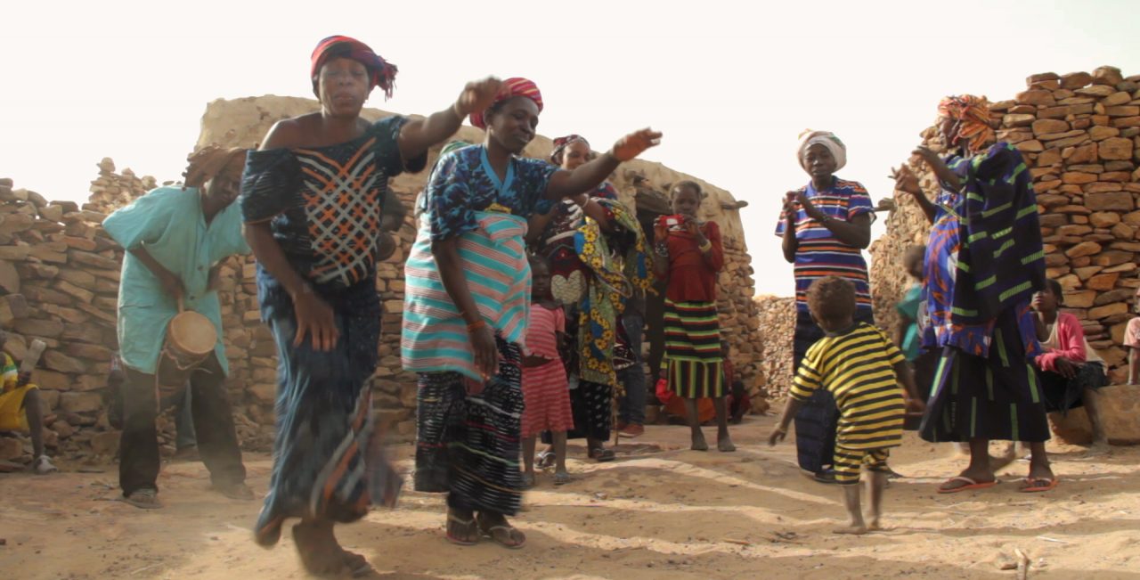 dogon mujeres danza pablocaminante 1280x651 - Malí 10, País Dogon VII: Danza de mujeres y navidad en Djiguibombó